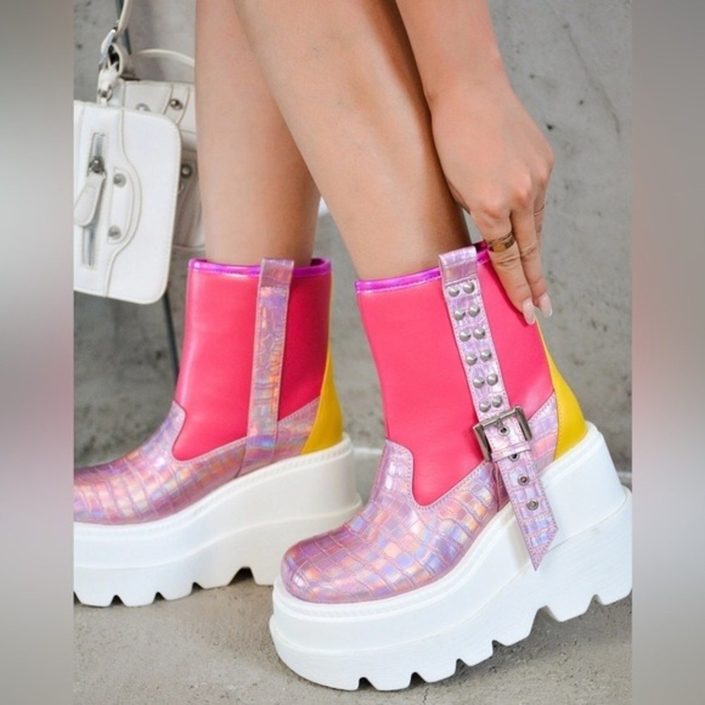 NEW‎ Cape Robbin Esska Platform Bootie Pink White Iridescent Croc Buckle Size 11